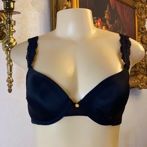 Marilyn Monroe Black Bras(buy the bra and get a key chain free😉)